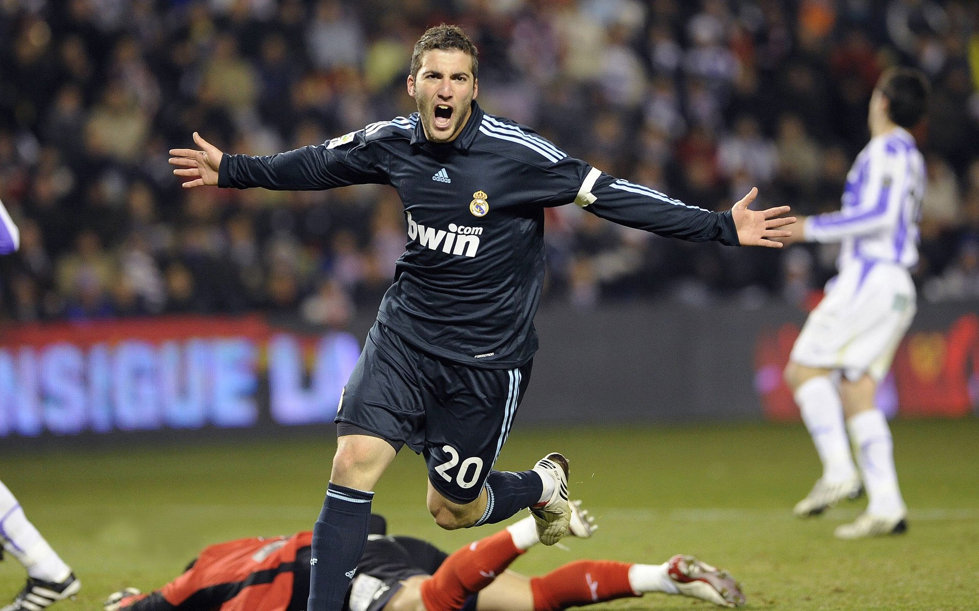 卡利亚里后卫犯错失分，球队遭遇不利结果，卡利亚里转会